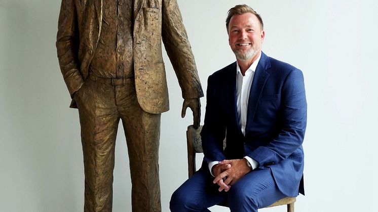 Jacob Brunsborg with the bronze sculpture "Købmanden" by Nanna Drewes Brøndum