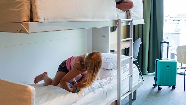 Barn leker i køyesenger på familierom på Citybox Kristiansand
