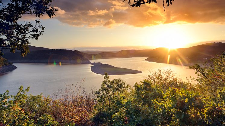 Waldeck-Frankenberg_Der_Edersee_im_Nationalpark_Kellerwald-Edersee_in_der_Abendsonne