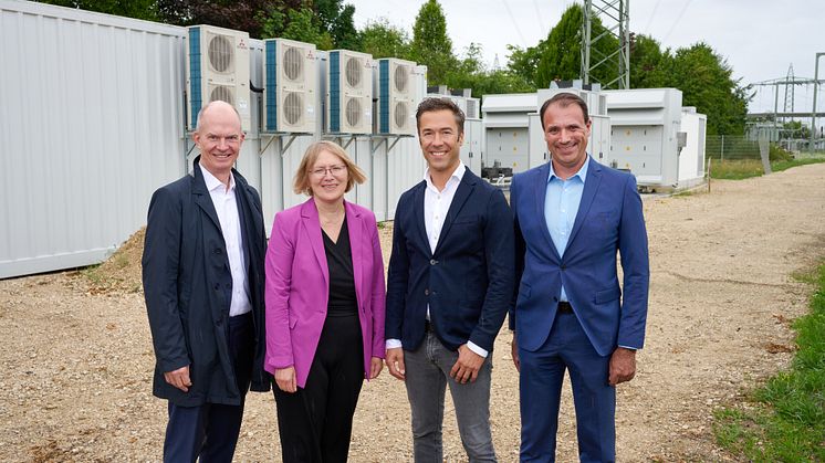 Am Großspeicher: LEW-Vorstand Dietrich Gemmel, die Amtschefin des Bayerischen Wirtschaftsministeriums, Dr. Sabine Jarothe, Bayernwerk Natur-Geschäftsführer Franco Gola und Alexander Miehling, Standortleiter der SGL Carbon in Meitingen (v.l.n.r.)