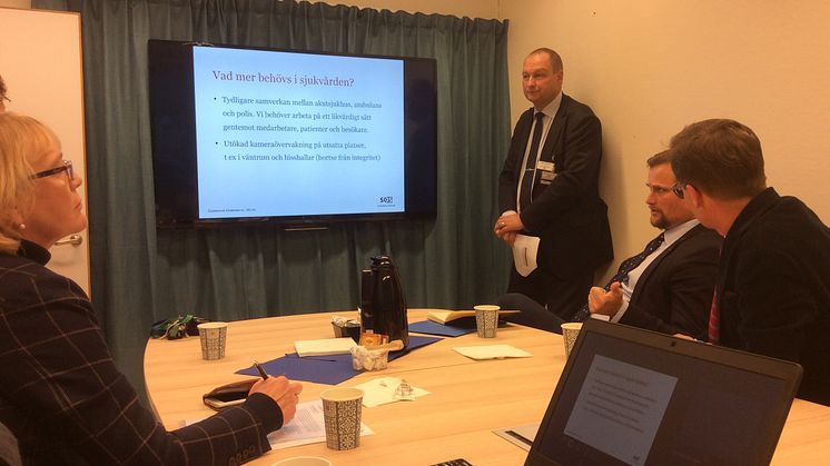 Carl Johan Sonesson (M) diskuterar lösningar för  tryggad sjukvård