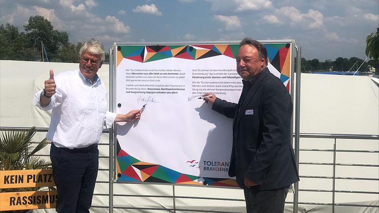 Dieter Hütte, Geschäftsführer der TMB Tourismus-Marketing Brandenburg GmbH und Alfred Roos, Leiter der Koordinierungsstelle Tolerantes Brandenburg/Bündnis für Brandenburg, unterzeichneten heute als Erste die Erklärung von Werder. Foto: Birgit Kunkel.