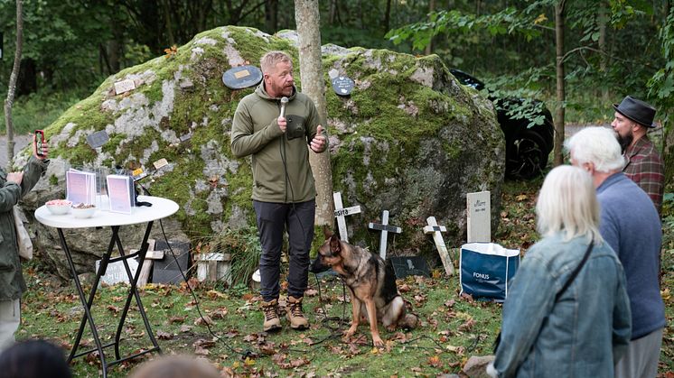 Fredrik Steen håller tal under ljusceremonin