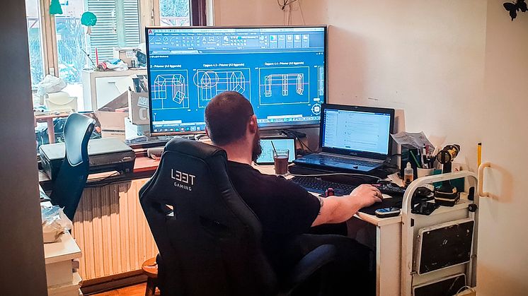 Chris Frølund Kirkegaard i gang med den virtuelle undervisning på tømreruddannelsen // Privatfoto