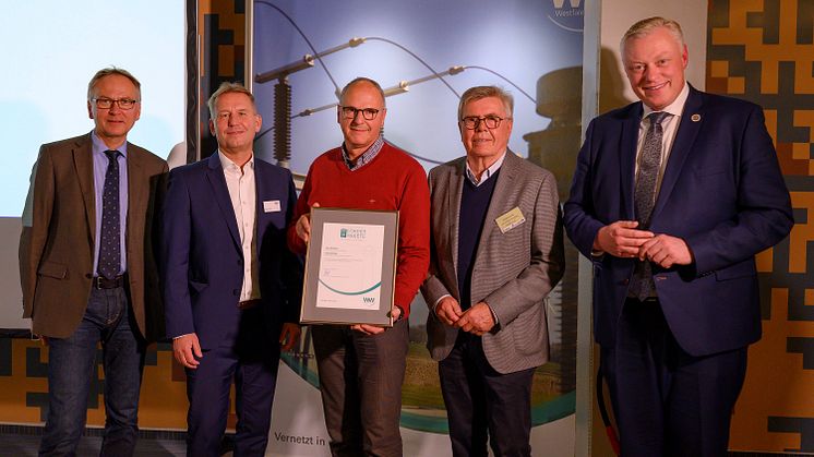 Die Landesgartenschau kann kommen (v. l.): Andreas Kersting, Jurymitglied, Jürgen Noch, Geschäftsführer Westfalen Weser Energie, Thomas Schöning unmd Dietmar Beineke, beide Fördervereins LGS, sowie Bürgermeister Daniel Hartmann.