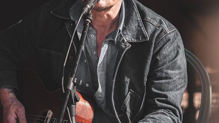 Den alltid lika stilsäkre Jens Einer Sorensen aka J.Tex som spelar live i Salthallarna vid HepCat Höganäs butik på lördagen