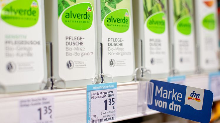 Die blauen Einstecker am Regal sind ein Ausdruck der gemeinsamen Bemühungen im Forum. Sie kennzeichnen Produkte deren Verpackungen mindestens aus 70 Prozent PCR bestehen.