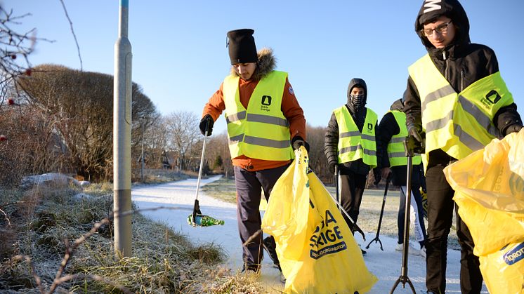Idrottsungdomar kommer att plocka glas och annat skräp på nyårsdagen 2021.