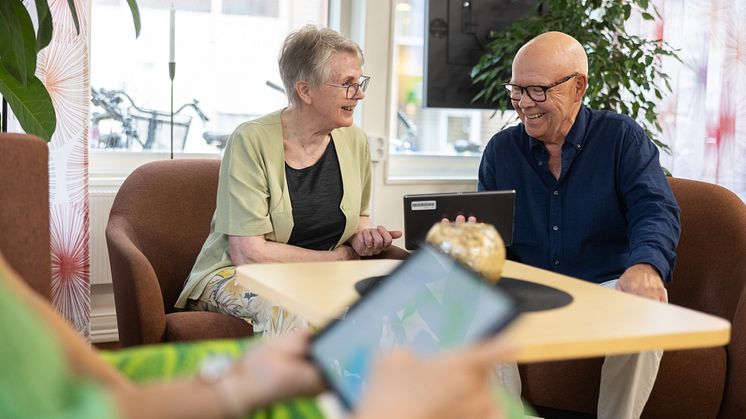 Drop-in-hjälp på Seniortorget ökar äldres digitala färdigheter