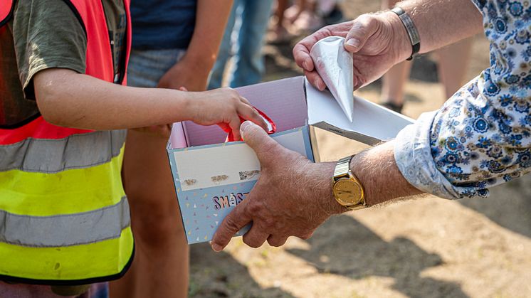 Ryttarens lekplats Invigning - Gratis glass.jpg