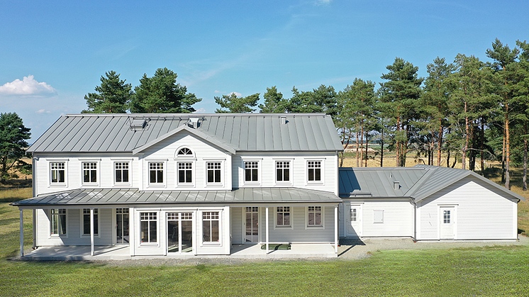 Bandtäckt tak med DuraFrost Aluminium och kulören Grå Aluminium 046 på en charmig villa i Skåne.