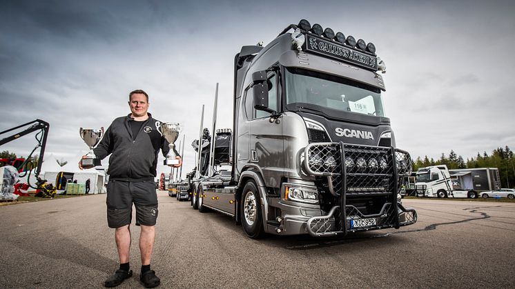 Jimmy Hedblom från Gallins åkeri kom med en stilren Scania R770 Han mottog priset Skogens Konung.jpg