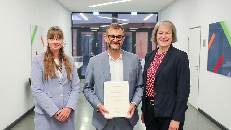 Bei der Urkundenübergabe: Tanja Jürgens, Geschäftsführerin Fakultät I, Prof. Dr. Andrea Teti, und Präsidentin Prof.in Dr.in Verena Pietzner. 