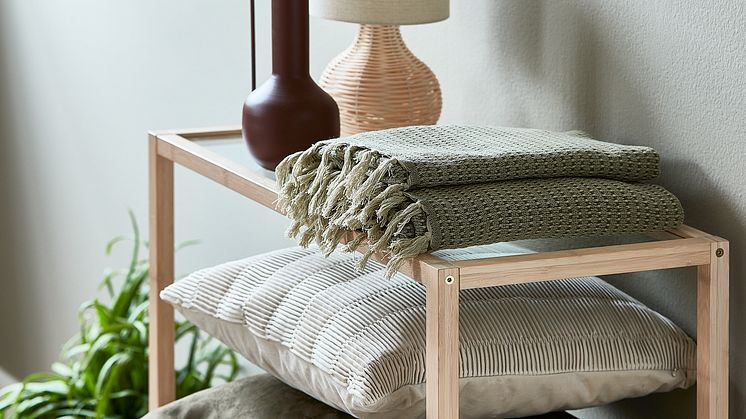 Kissen SNEPRYD, Decke KARVE, Lampe HELMER