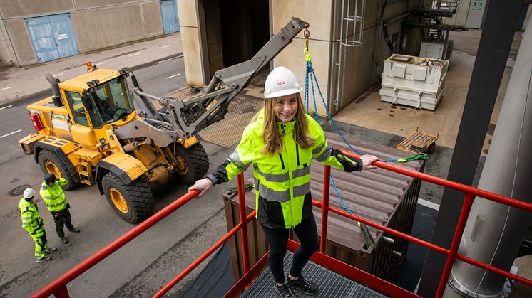Sofie Rothén, projektledare på Växjö Energi, överser installationen av pilotanläggningen på Sandviksverket i Växjö. Foto: Johan Nordström