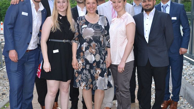 Von der Marie-Luise und Normann Stassen-Stiftung neu eingekleidete Stipendiaten und Tatjana Kehm (li.), Dr. Mareike Martini, Normann Stassen, Frederike Miedke. Foto: Franz Motzko
