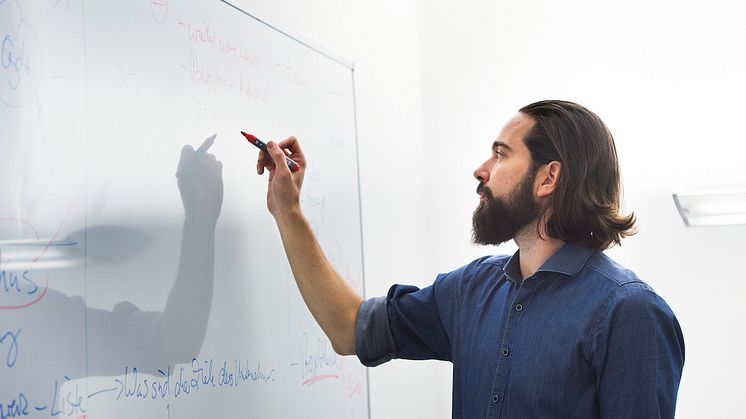 Christian Weber bei der Kreativarbeit