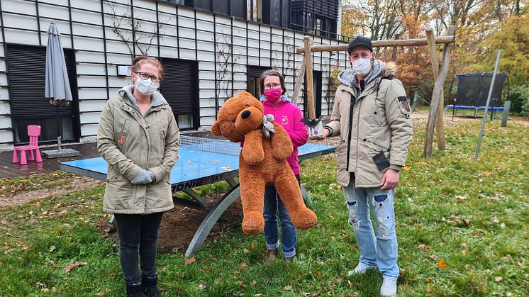 Bei der Übergabe der Spende im Garten des Kinderhospizes: Diana Rühling, Kerstin Stadler und Kevin Kurth (v.l.)