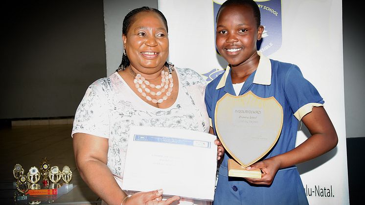 Fr. v.  Christabel Ngcobo, rektor på Inqolayolwazi School, och stipendiaten Aphiwe Mathonsi.