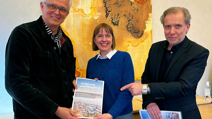 Mats Widbom, vd Svensk Form, och Jonas Olsson, vd SVID, lämnar över rapporten till Sophia Laurin, departementsråd och enhetschef för enheten för kulturarv och livsmiljö, Kulturdepartementet.