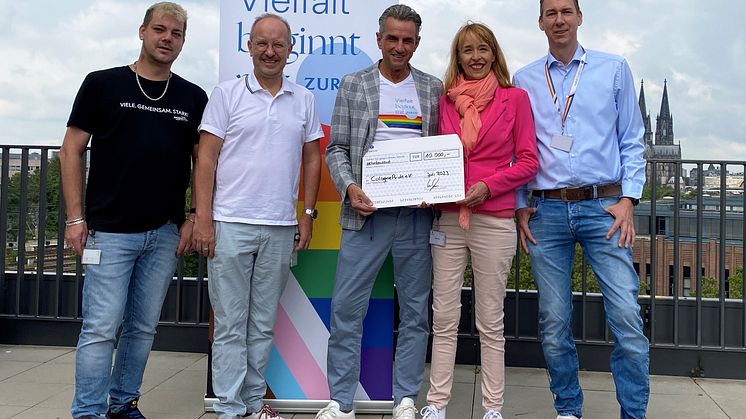 v. l .n. r.: Patrick Gloe, Hugo Winkels (ColognePride), Uwe Schöpe (Personalvorstand Zurich Gruppe Deutschland), Nathalie Hagen (ColognePride) und Frank Steiner (PrideZ Community/Zurich)