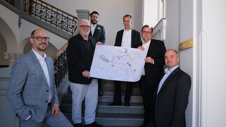 Glasfaserkooperation Krefeld (v.l.): Planungsdezernent Markus Beyer, Stephan Klaus (Deutsche Glasfaser), Rafael Markwald FB 61, Eckard Preen (Wirtschaftsdezernent), Oberbürgermeister Frank Meyer, Markus Munkenbeck (Deutsche Glasfaser). (Krefeld)