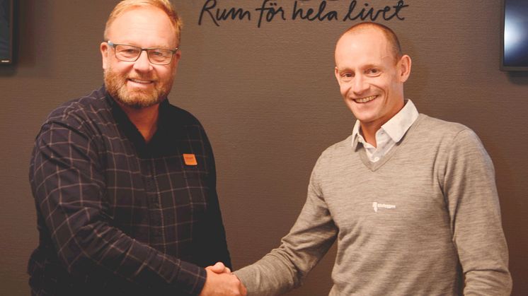 Stefan Forsberg, vd Smartfront och Johan Sundlöf, affärschef för Riksbyggens ombyggnadsverksamhet vid signeringen av avtalet.