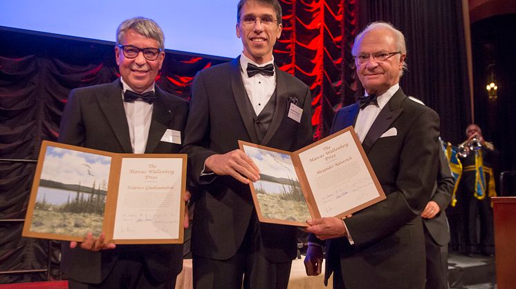 Marcus Wallenberg Prize laureates Federico Giudiceandrea and Alexander Katsevich recieve their diplomas from His Majesty the King of Sweden.