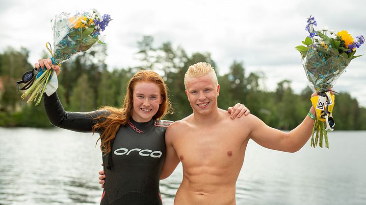 Segrarna i 2019 års Vansbro Halvsim, Astrid Gustavsson och Linus Holmdahl. Foto: Jonna Andersson