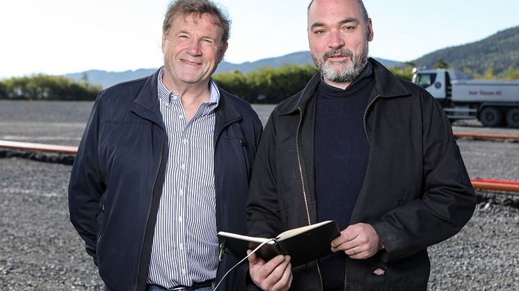 Daglig leder Odd Jensrud og plass-sjef Ståle Gundersen har etikkplakaten klar for Fjordbyen Innkvartering AS.