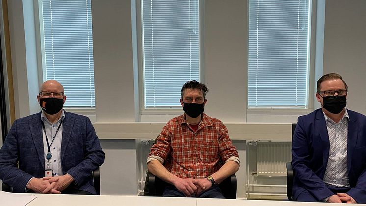 Tuomas Raumanen (left) of Alfons Håkans signs an agreement with Jouni Raatikainen and Jarmo Vanha-aho of Kongsberg Maritime for long-term support via KONGSBERG’s Extended Thruster Coverage programme