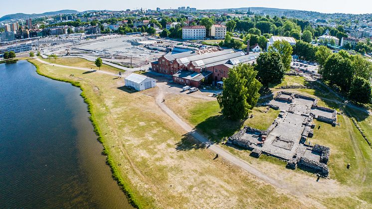 Hva skal Lokomotivverkstedet i Middelalderparken brukes til? – Det er stor interesse for Lokomotivverkstedets fremtid, sier Stine W Torbergsen, programleder Middelalderbyen i Kulturetaten. Foto Ronny Boysen/Oslobygg KF