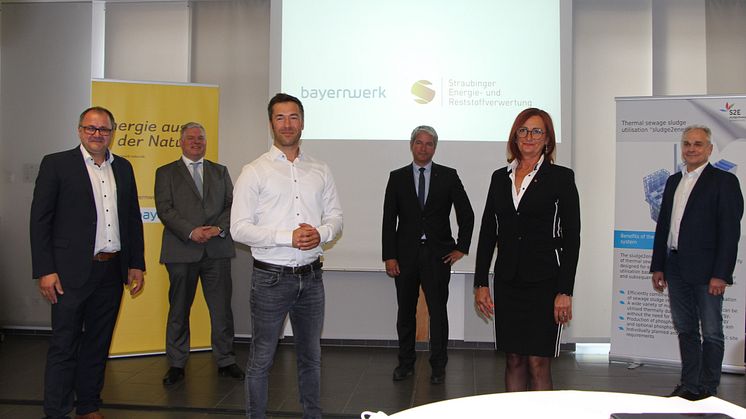 v.l.n.r.: Harald Plank (Sludge2Energy), Werner Casagrande (WTE), Franco Gola (Bayernwerk Natur), Georg Huber (Huber SE), Cristina Pop (SER) und Johannes Schneider (BSR) zur Vertragsunterzeichnung in Straubing.