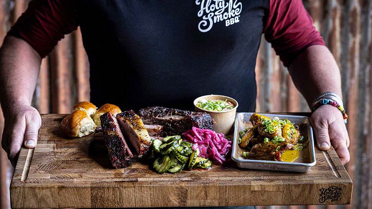 Nu välkomnar vi Holy Smoke BBQ till Pretopia!