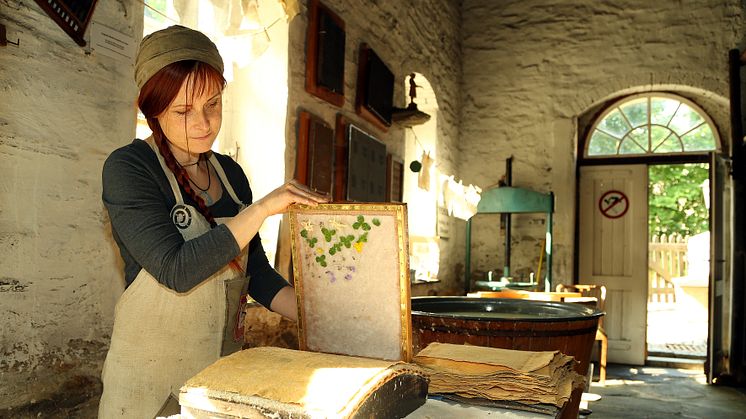 Handschöpfen von Büttenpapier in der Papiermühle Niederzwönitz (Foto: Stadt Zwönitz)