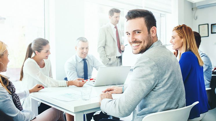 Jungen Mitarbeitern ist längst nicht mehr nur ein gutes Gehalt wichtig – sie wünschen sich z. B. auch flexible Arbeitszeit