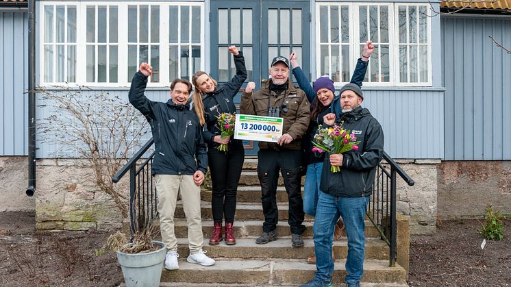Delar av personalen hos BirdLife Sverige och Nordens Ark, blev överraskade av Postkodlotteriet med en guldcheck till att rädda den sydliga kärrsnäppan. Foto: Postkodlotteriet.
