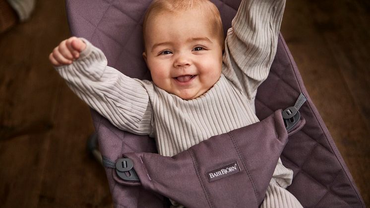 006034-bouncer-bliss-dark-purple-cotton-classic-quilt-lifestyle-babybjorn-02-medium