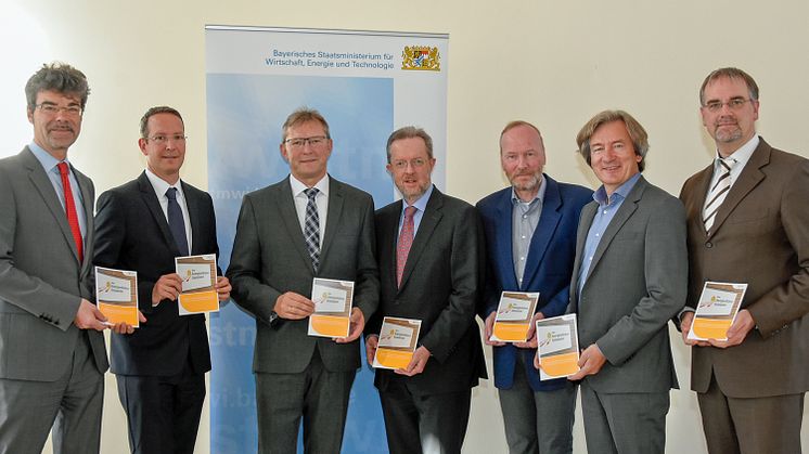 Stefan Graf, Ingo Schroers , Ludwig Friedl, Rudolf Escheu, Dr. Martin Frede, Erich Maurer und Michael Müller (v.l.n.r.) starten die Zusammenarbeit beim Energie- und Klimaschutzmanagement für bayerische Kommunen.