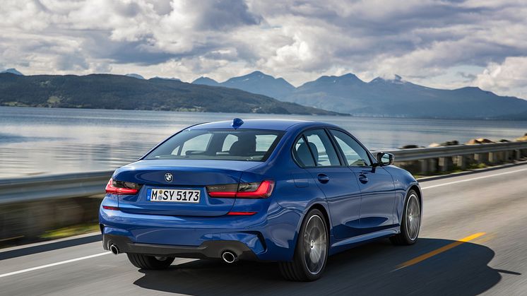 Täysin uusi BMW 3-sarjan Sedan takasivulta