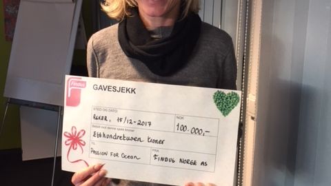 Rebekka de Leon i Passion for Ocean mottar gavesjekken