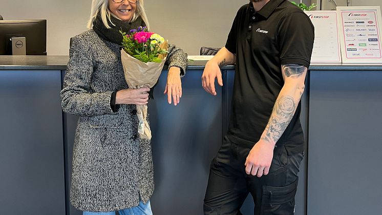 Annmarie Ramnitz, First Stops 5 000:e Onlinekund och Andreas Sjödin, Nordemans Bil i Örnsköldsvik.