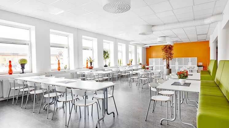 Högst upp på elevernas önskelista stod en gemensam matsal. Med sina bord och stolar i ljusa och fräscha färger och med soffor som fungerar som rumsavdelare har matsalen blivit en populär och trivsam mötesplats.