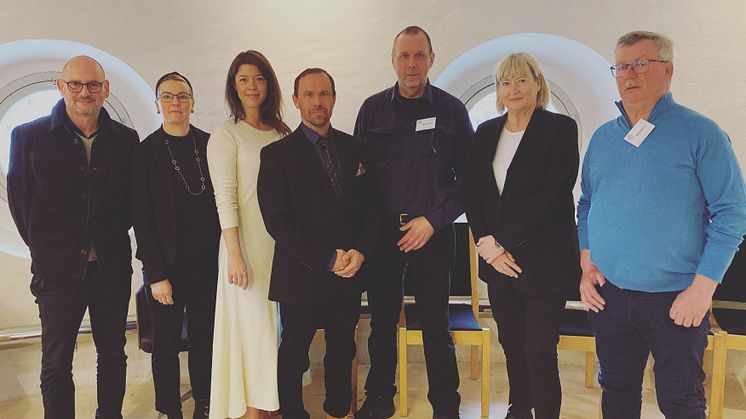 På bilden justitiekansler Mari Heidenborg och fiskarnas ombud senior jurist Lisa Kylenfelt, Ludvig & Co när de signerar överenskommelsen den 8 april 2022