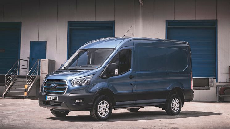 E-TRANSIT_CHROME_BLUE_L2H2_01