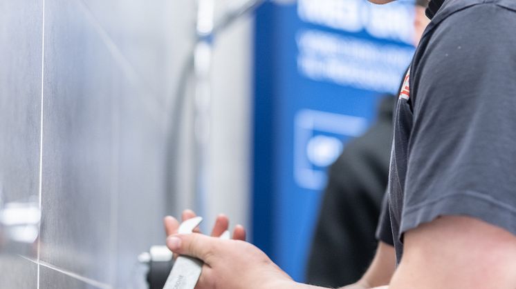 Mads Kulmbach Kortegaard har bl.a. forberedt sig til finalen i DM i Skills ved et besøg i GROHEs træningscenter, hvor han fik mulighed for at se og afprøve nye avancerede produkter.