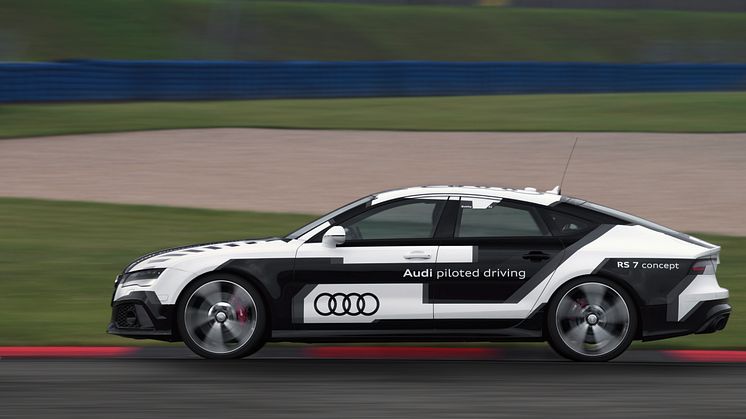 Førerløs Audi RS 7 kører omgang på Hockenheim!