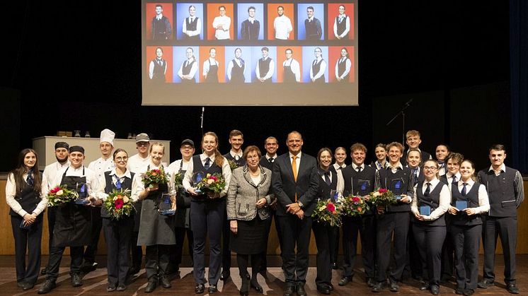 Alle Teilnehmenden und die glücklichen Gewinner mit Dr. Monika Gommolla, Aufsichtsratsvorsitzende Maritim Hotelgesellschaft mbH und Geschäftsführer Operations Erik van Kessel.