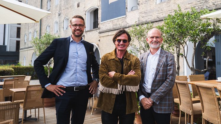 Från vänster: Henrik Berghult, COO Nordic Hotels & Resorts, Petter Stordalen, Grundare Strawberry och Torgeir Silseth, VD Strawberry. 