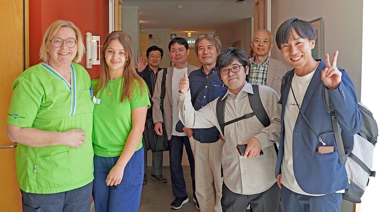 Personalen hade övat på japanska och undersköterskorna Yvonne och Maisa mötte gästerna med att säga: ”Välkomna hit!” på japanska.